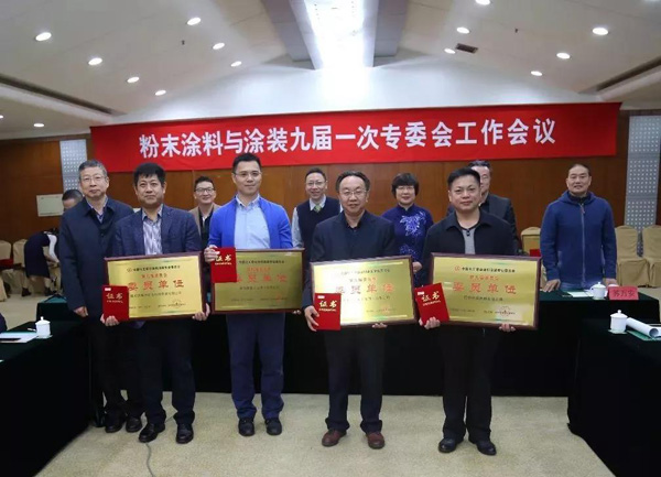 为新一届选举产生的专委会委员单位颁发标牌和证书